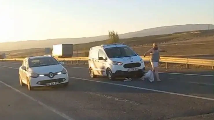 Trafikte akılalmaz olay: Kırmızı ışıkta araçların üzerine atladı!