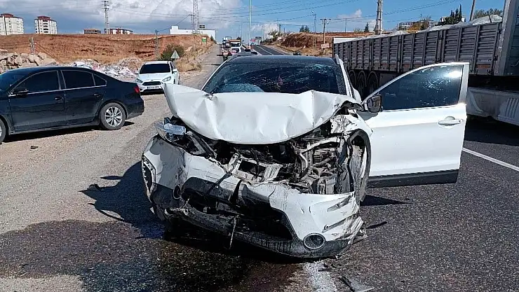 Traktör ile otomobil çarpıştı! 4 yaralı