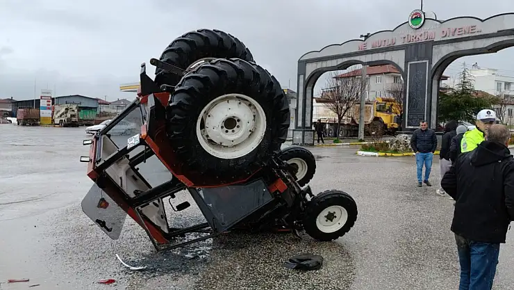 Traktör ile otomobilin çarpıştığı kaza güvenlik kamerasında