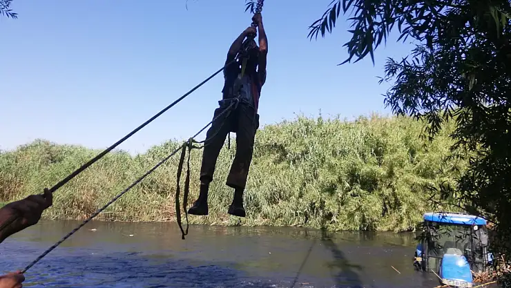 Traktörüyle geçmeye çalıştığı nehirde mahsur kaldı