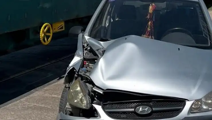 Tren otomobile çarptı: Faciadan dönüldü!