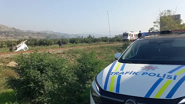 Trenin çarptığı kamyonet ikiye bölündü: 1 yaralı