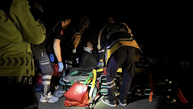 Tüp yüklü kamyon ile minibüs çarpıştı: 16 yaralı