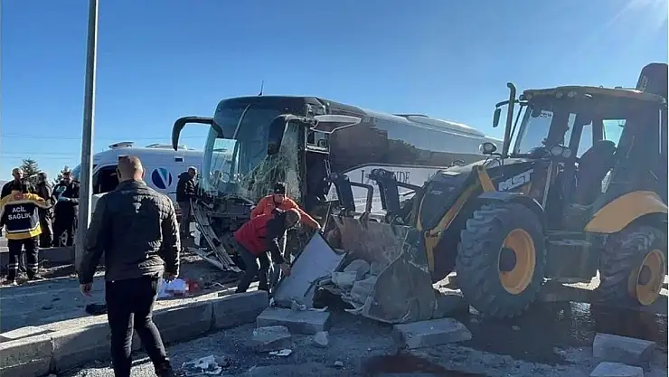 Turistleri taşıyan otobüs ile iş makinesi çarpıştı, 6 kişi yaralandı