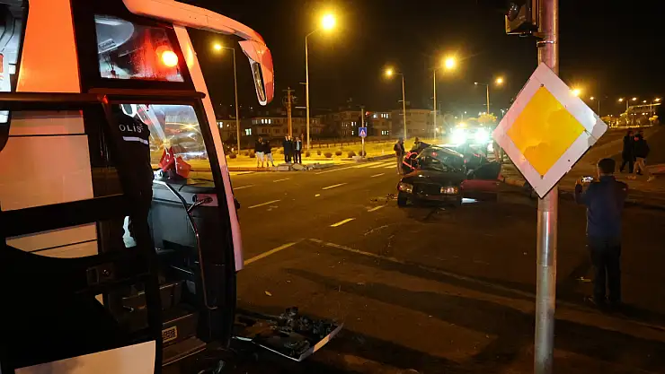 Turistleri taşıyan otobüs ile otomobil çarpıştı: 2 ölü, 3 yaralı