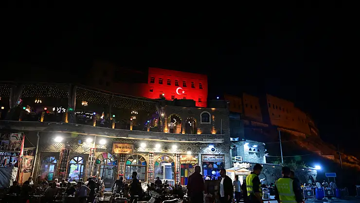 Türk Bayrağı Erbil Kalesi'nde gökyüzünde yükseldi