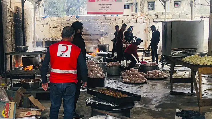 Türk Kızılay Gazze'de her gün 30 bin kişilik iftar veriyor