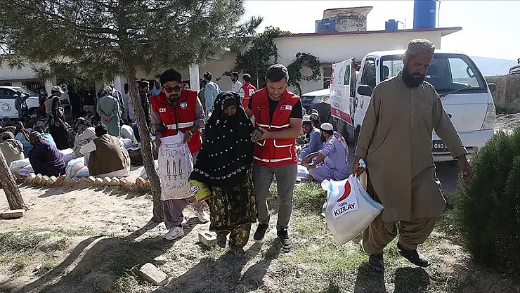 Türk Kızılay, yaptığı yardımlarla Pakistanlı selzedelerin yüzünü güldürdü