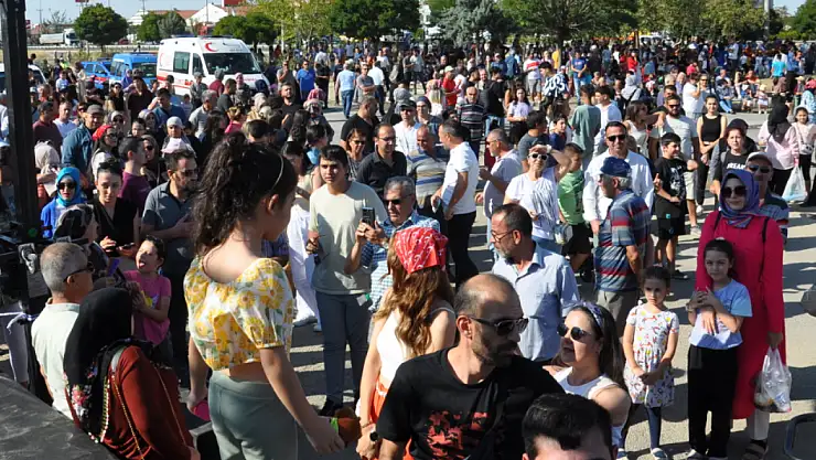 Türk Yıldızları Akşehir semalarında: Vatandaşlardan yoğun ilgi!