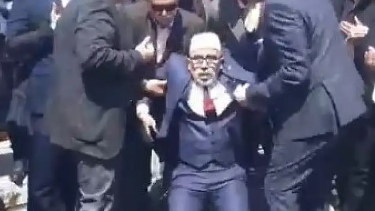 Türkeş'i anma programında dua eden imam bayıldı