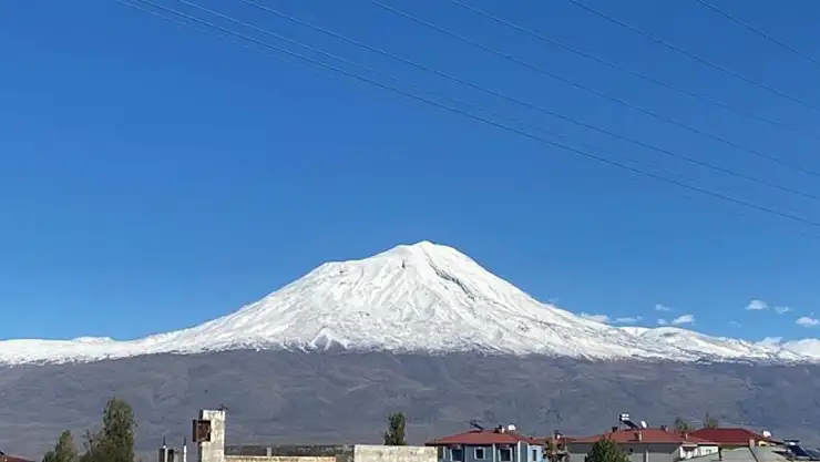 Türkiye'nin en büyük dağı beyaza büründü!