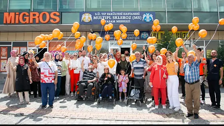 Türkiye'nin ilk MS Yaşam Merkezinde turuncu balonlar gökyüzüyle buluştu