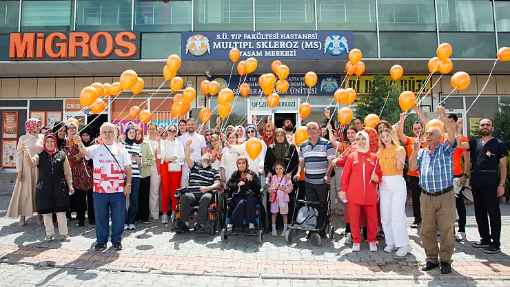 Turuncu balonlar gökyüzüyle buluştu