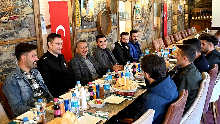 Tutal, Mehmetçiklerle yemekte bir araya geldi