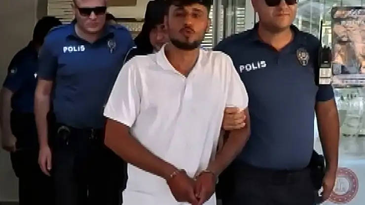 Tutuklanan şüpheliden şaşırtan hareket: Gazeteciye öpücük atıp, Zeki Müren'e selam gönderdi