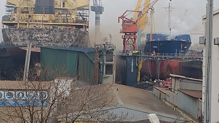 Tuzla Tersanesi'nde gemi yangını