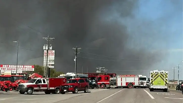 Uçak TIR'ların olduğu park alanına düştü! En az 2 ölü