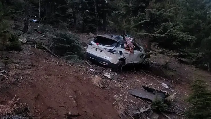 Uçuruma yuvarlanan araçta bulunan karı-koca hayatını kaybetti!
