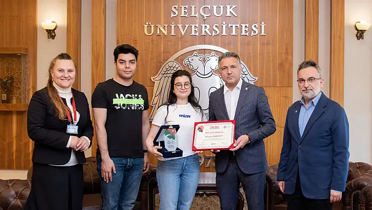 Uluslararası yarışmada kazandıkları ödül ile Rektör Aksoy'u ziyaret ettiler