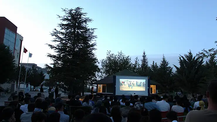 Üniversite öğrencilerine açık hava sineması