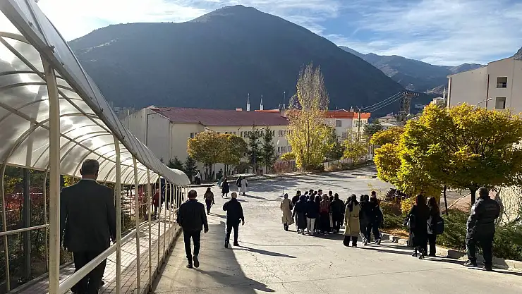 Üniversitede rehin krizi sonrası öğrencilerden sessiz yürüyüş