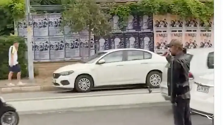 Ünlü oyuncu maça gitmek için otostop çekti!