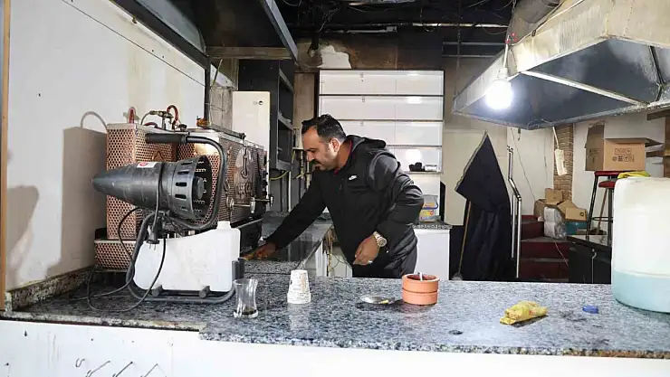 Ünlü tostçu iş yerindeki yangınla şoke oldu: 1 nisan şakası sandı!