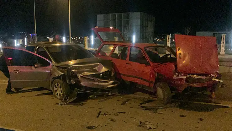 Üst geçitte facia: 2 otomobil kafa kafaya çarpıştı!