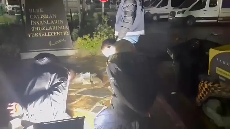 Uyuşturucu sevkiyatı yapan kurye suçüstü yakalandı