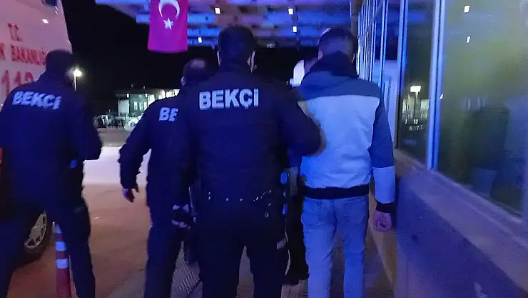 Üzerinden komando bıçağı çıkan genç, gözaltına alındı!