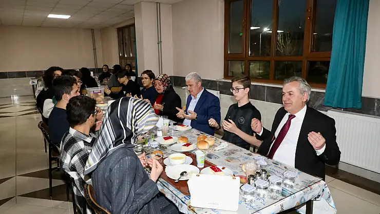 Vali Akın iftarda öğrencilerle bir araya geldi