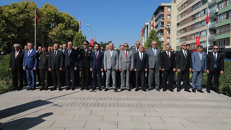 Vali Özkan anıta çelenk bıraktı