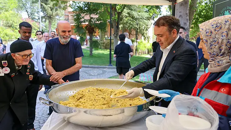 Vali Sözer, şifalı pilav dağıttı!