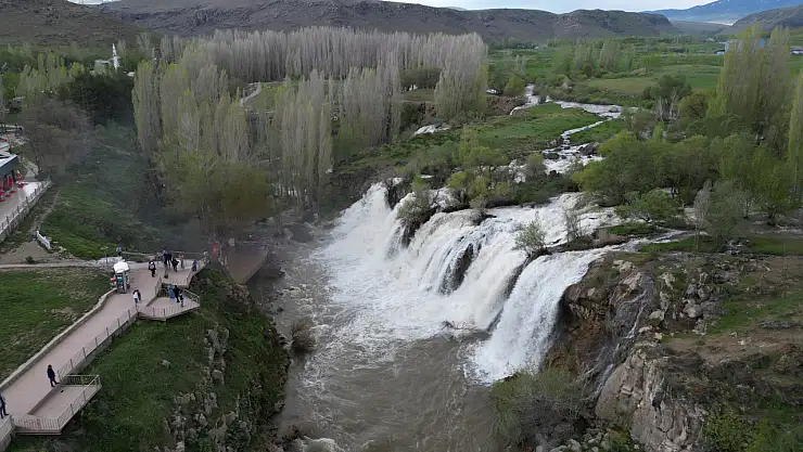 Van'ın doğal güzellikleri ihtişamını gösteriyor: Muradiye Şelalesi'nin seviyesi artıyor