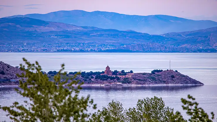 Van'ın tarihi güzellikleri aynı karedede buluştu: Akdamar Adası ve Van Kalesi