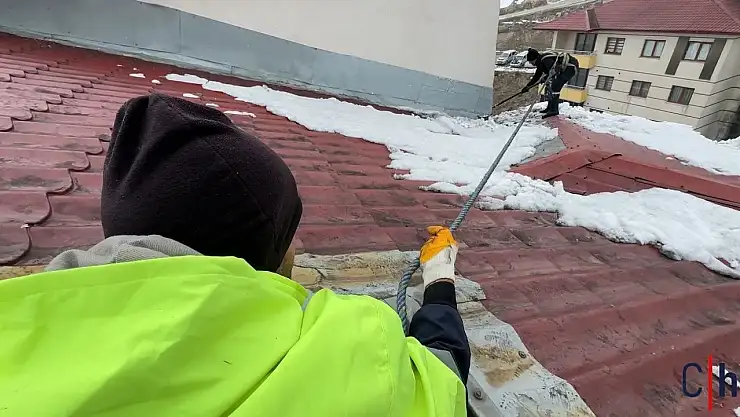 Vatandaşlar çatılarda biriken karı temizliyor