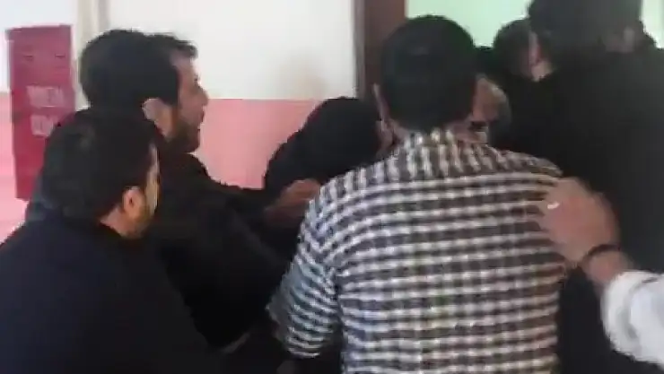 Veliler öğretmenleri darp etti