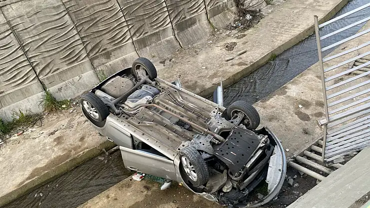 Virajı alamayan otomobil dereye uçtu: 5 yaralı!