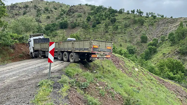 Virajlı yolda tır mahsur kaldı