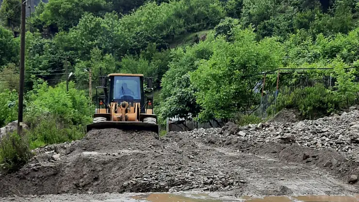 Yağmur ulaşımı da etkiledi: Yollar kapandı!
