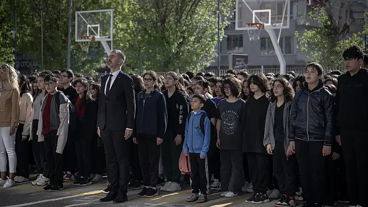 Yaklaşık 20 milyon öğrenci ve 1 milyon 200 bin öğretmen dersbaşı yaptı