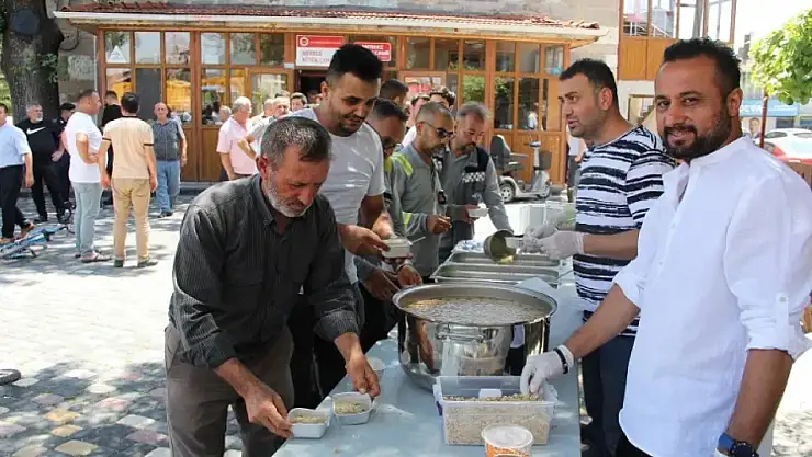 Yalıhüyük Belediyesi Cuma namazı çıkışı aşure dağıttı