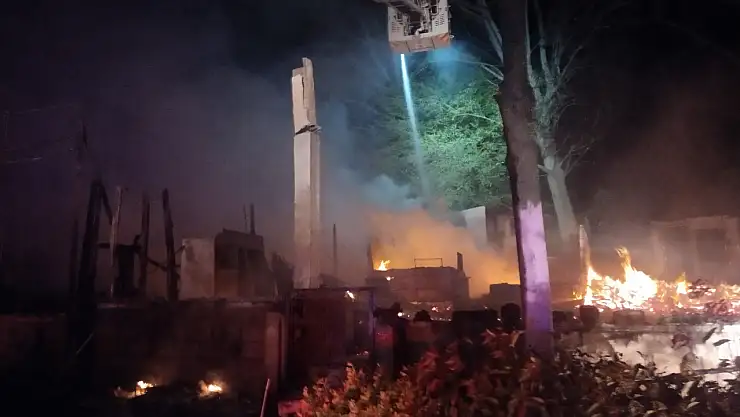 Yan yana bulunan 6 restoran alev alev yandı