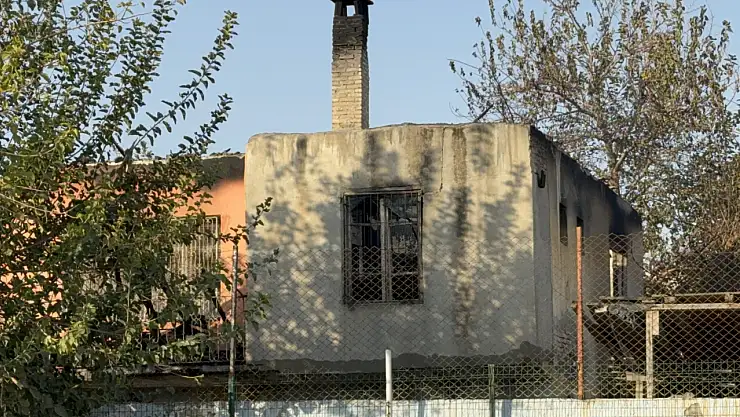 Yangın çıktı, ev kullanılmaz hale geldi