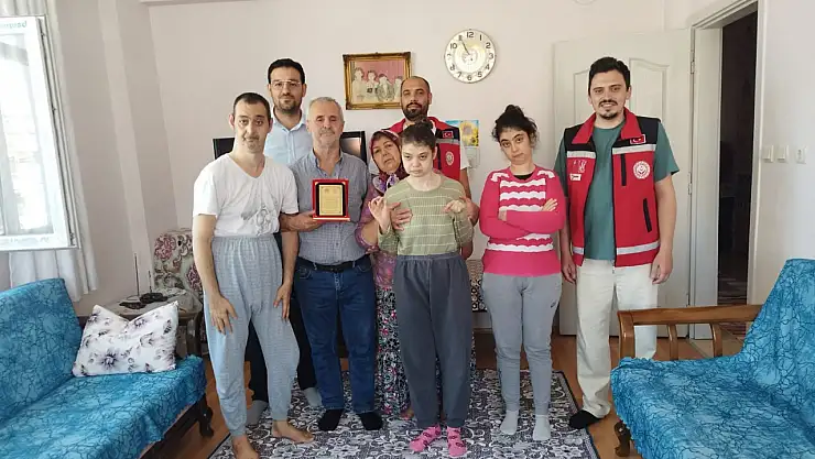 Yarım asırlık evli çifte teşekkür plaketi