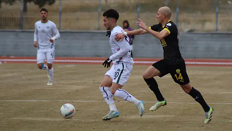 Yavru kartal evinde bir puana razı oldu!