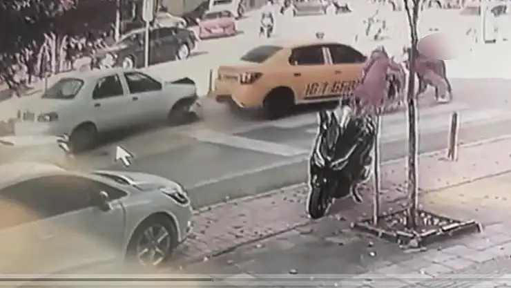 Yaya geçidinde zincirleme kaza: Arkadan gelen vurdu, taksi anne ve bebeğini ezdi