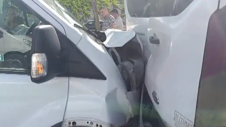 Yayaya çarpan işçi servisine başka servis çarptı: 4 yaralı