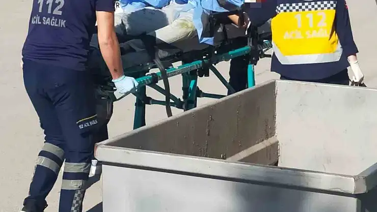 Yerde hareketsiz bulunan şahısın bıçaklandığı ortaya çıktı