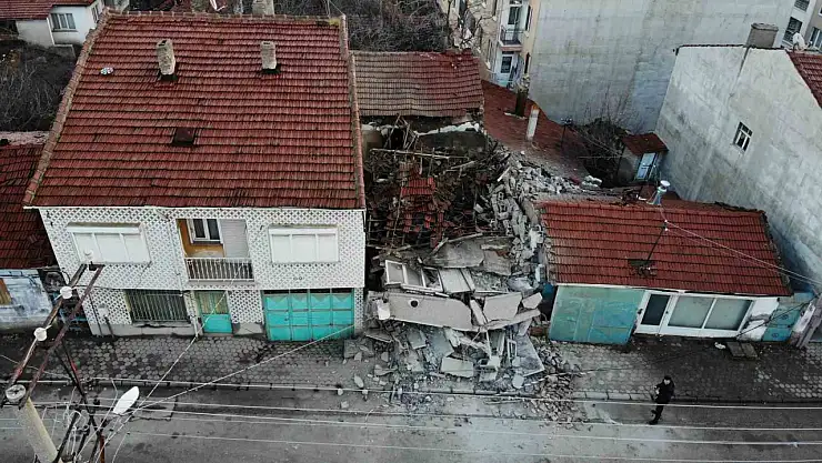 70 yıllık bina saniyeler içinde yerle bir oldu!